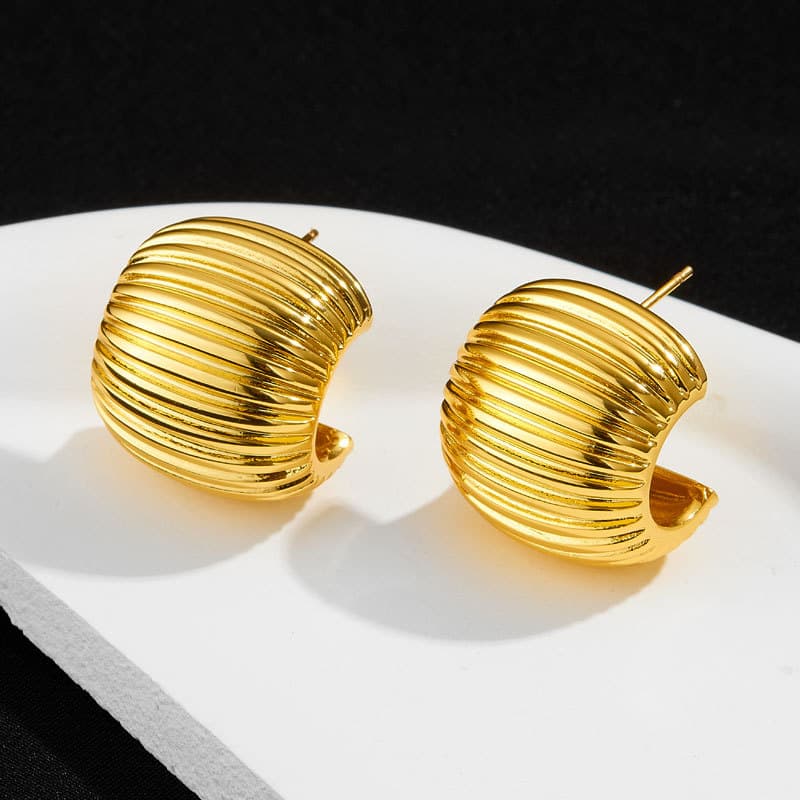 Ribbed Bold C Stud Earring JO526