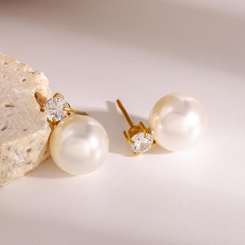 Gentle Pearl Earring