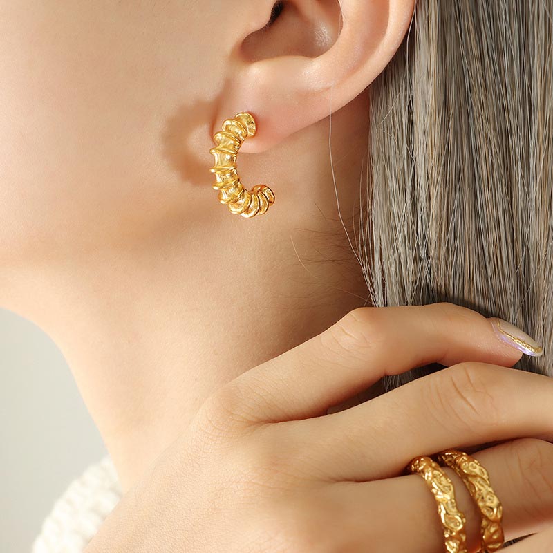 Ribbed C Hoop Earring