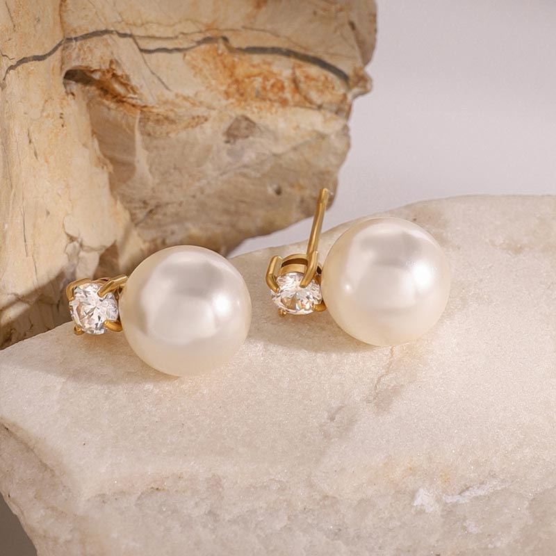 Gentle Pearl Earring