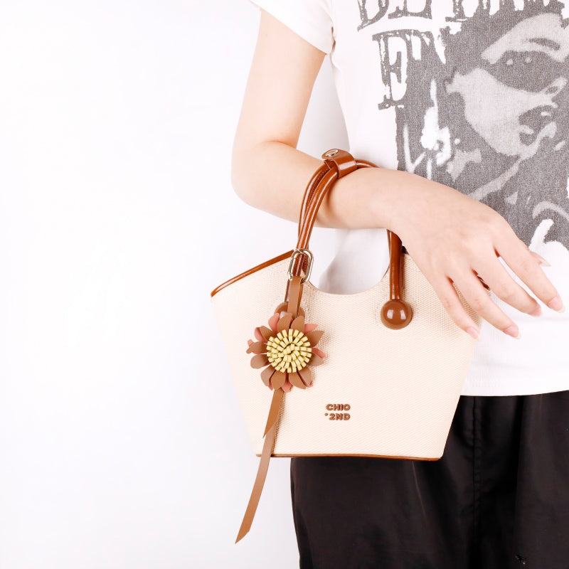 Sweet Girly Charm | Daisy Sunflower Leather Keychain